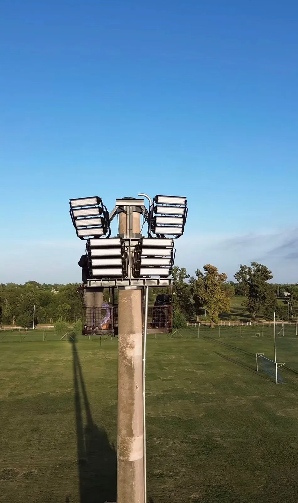 Instalación de reflectores en cancha de fútbol 1